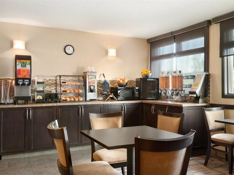 Фото Days Inn by Wyndham Calgary Northwest