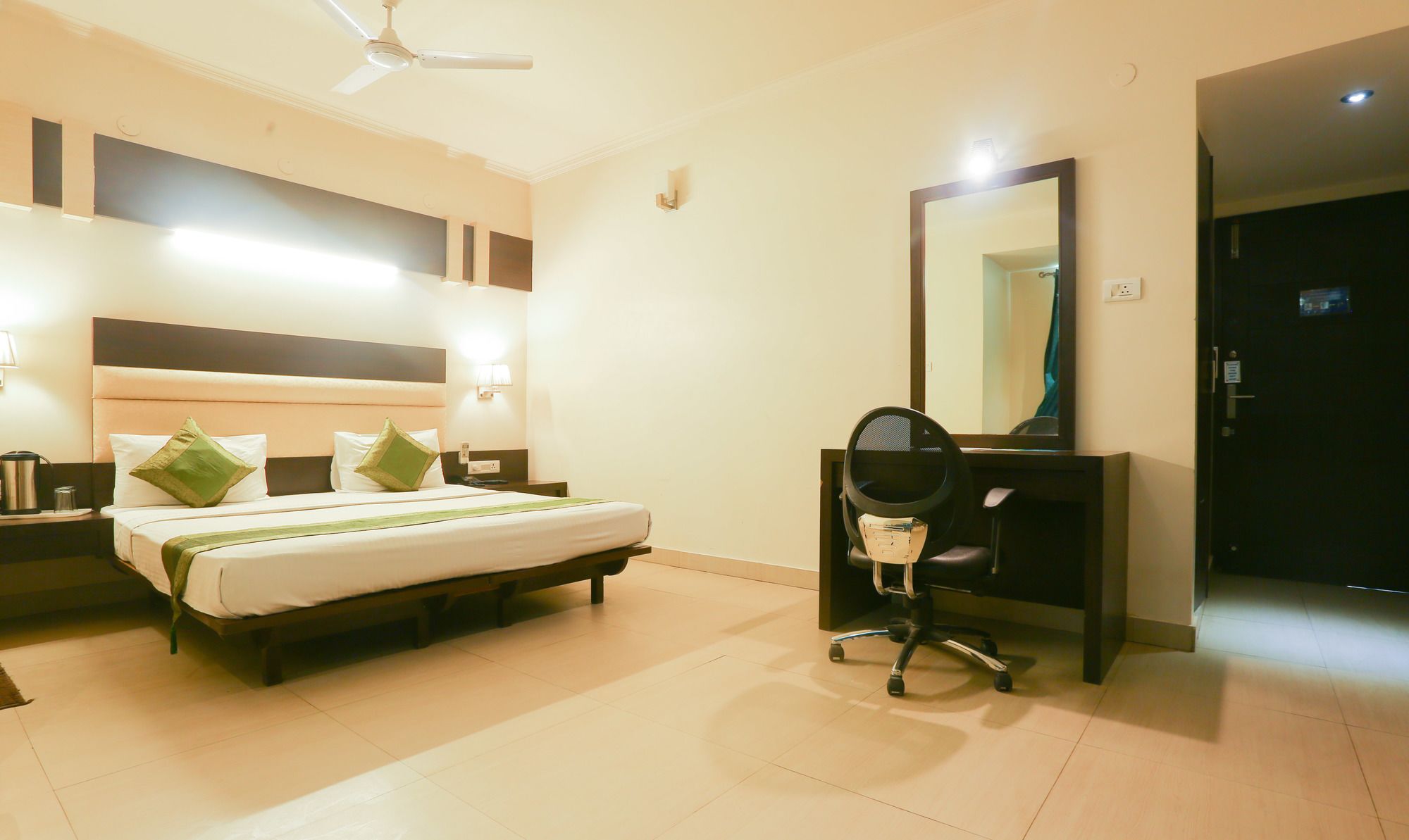 Фото Treebo Trend Natraj