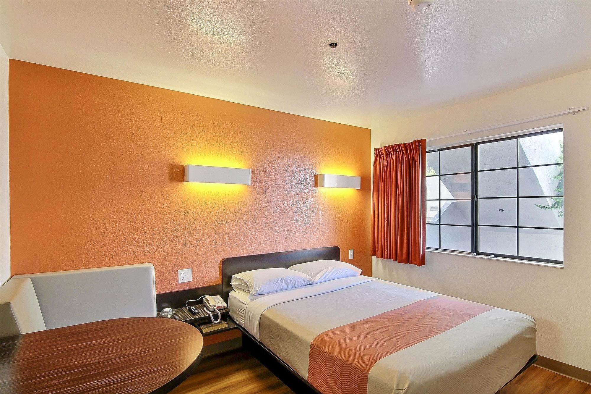 Фото Motel 6 Thousand Oaks Ca