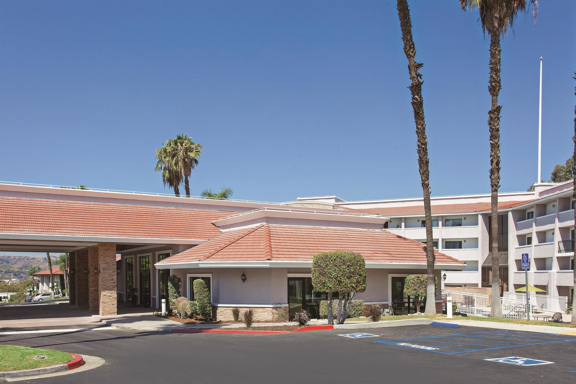 Фото La Quinta Inn & Suites by Wyndham Pomona