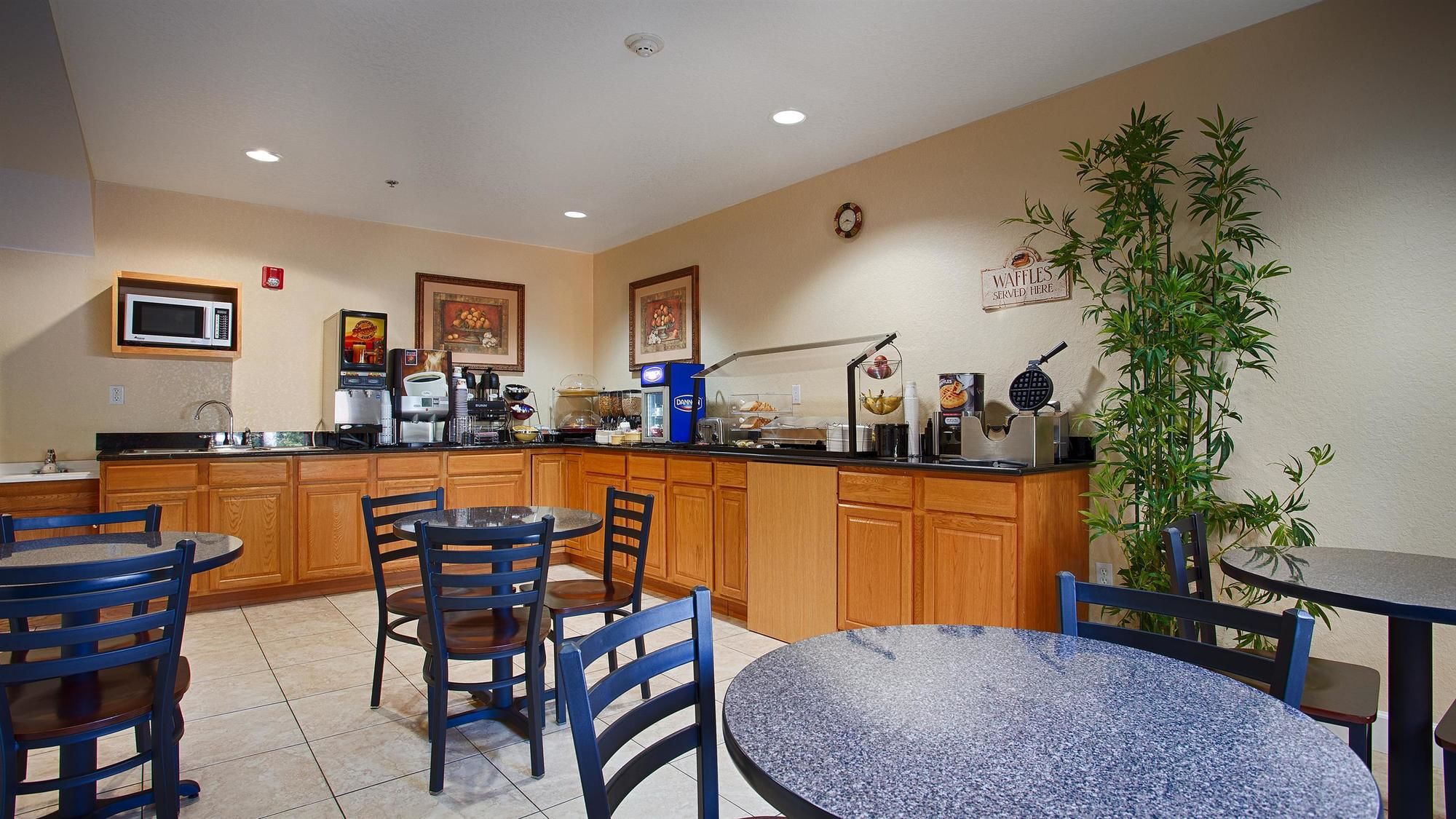 Фото Best Western Edgewater Inn
