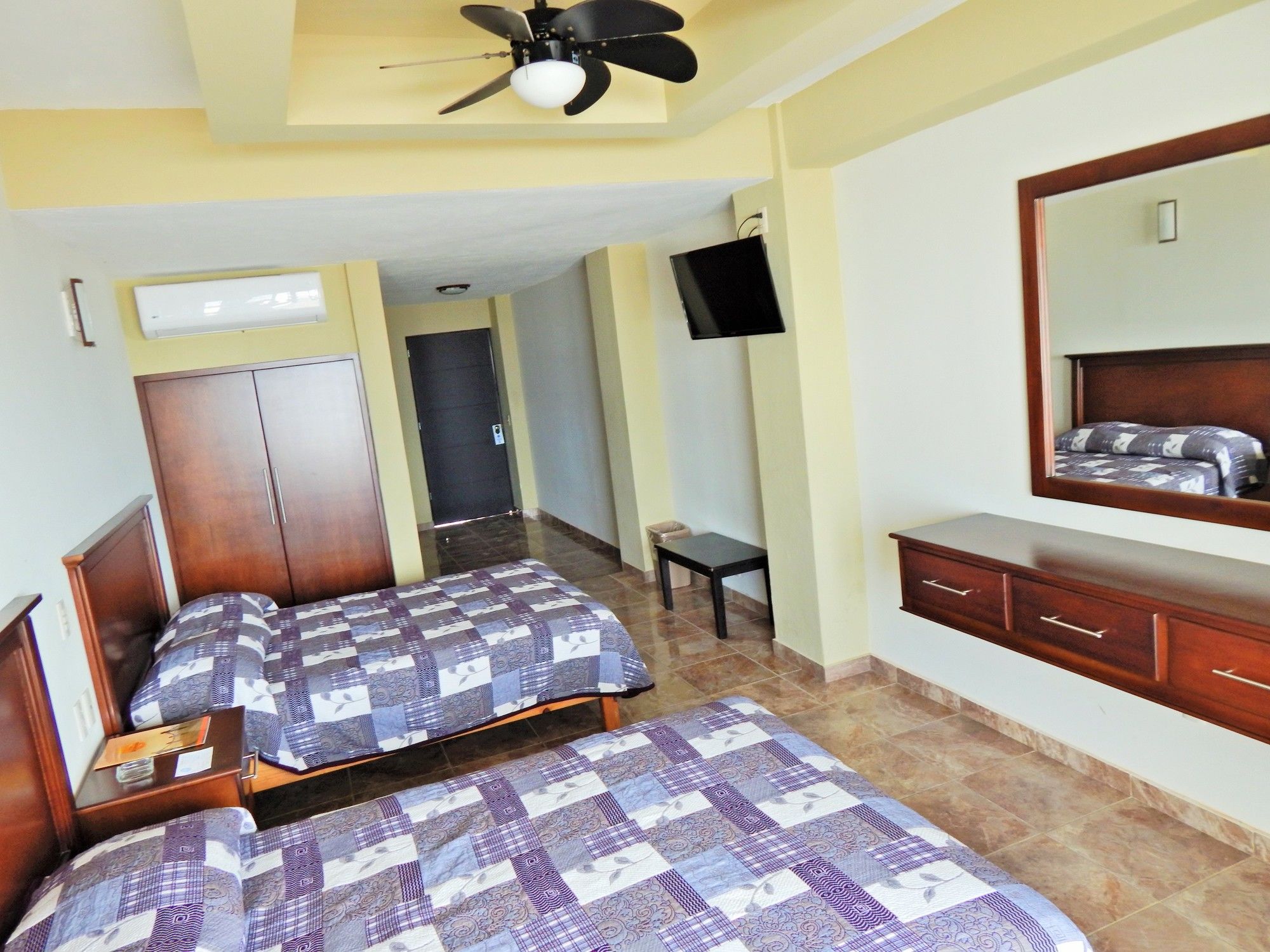 Фото Hotel Las Jacarandas