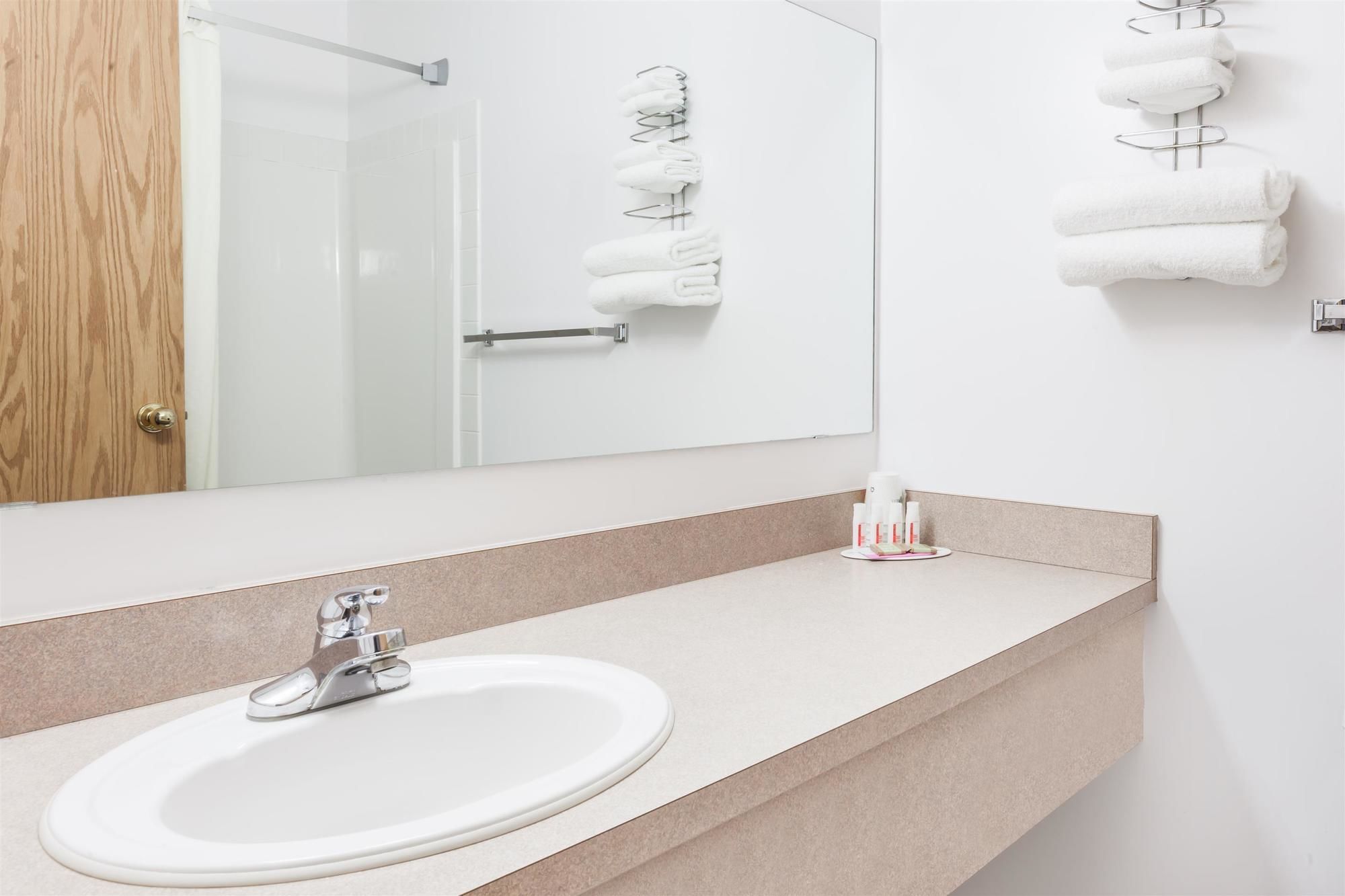 Фото Super 8 by Wyndham Hinton