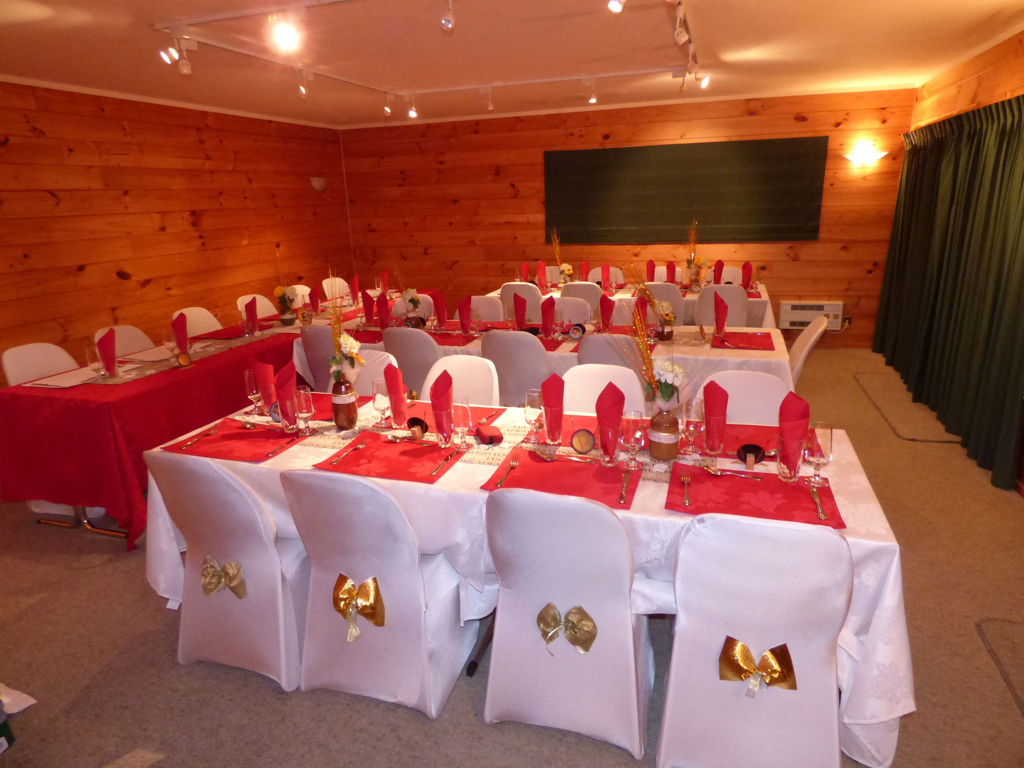 Фото Cedarwood Lakeside Motel & Conference Venue