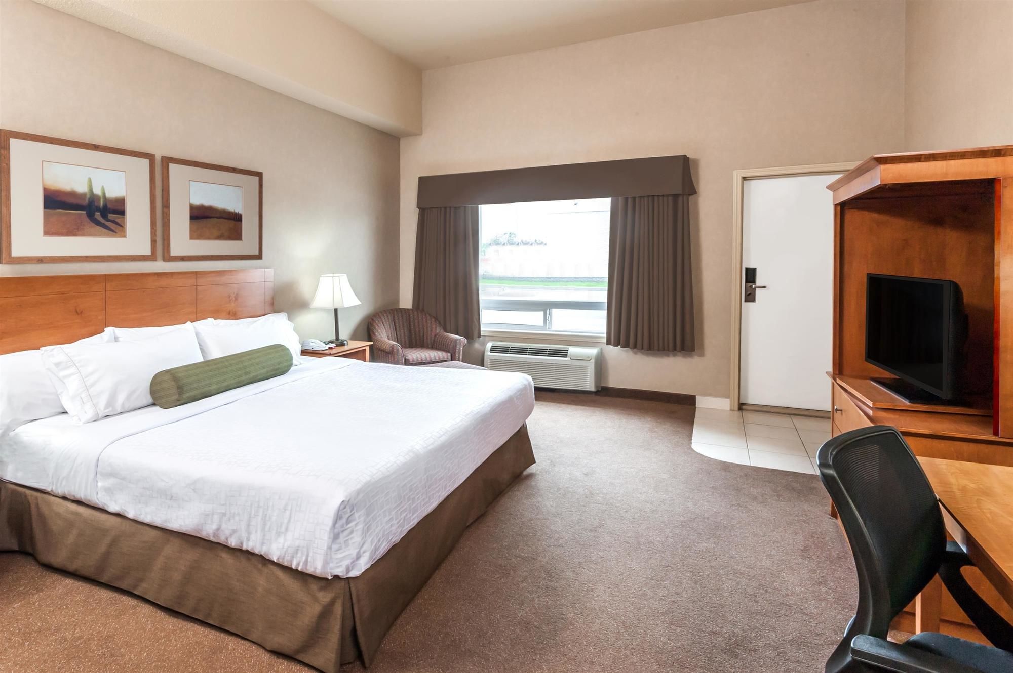 Фото Ramada by Wyndham Airdrie Hotel and Suites