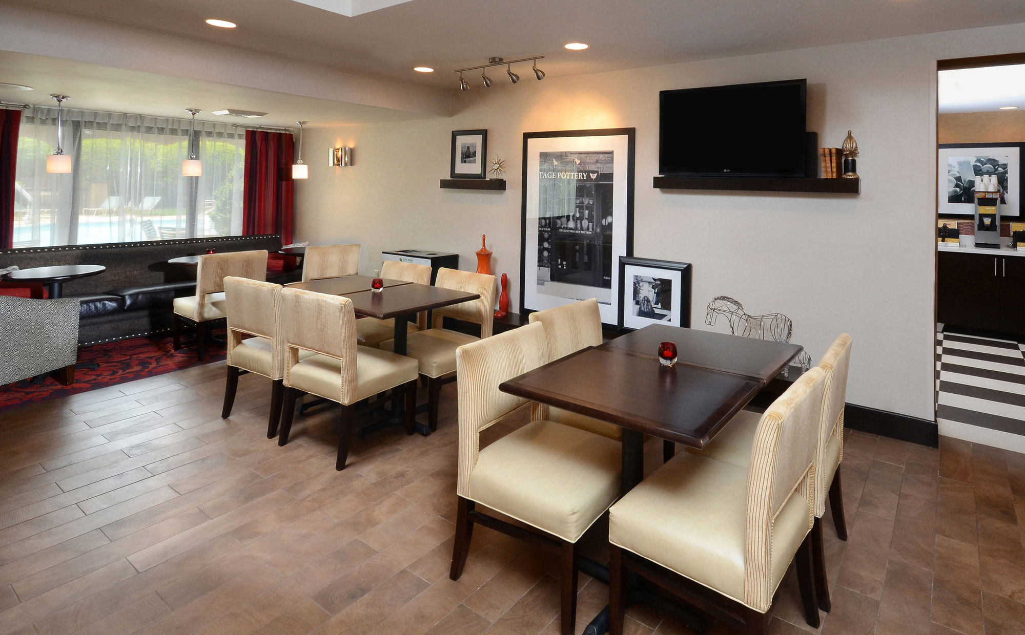 Фото Hampton Inn Raleigh-Capital Blvd. North