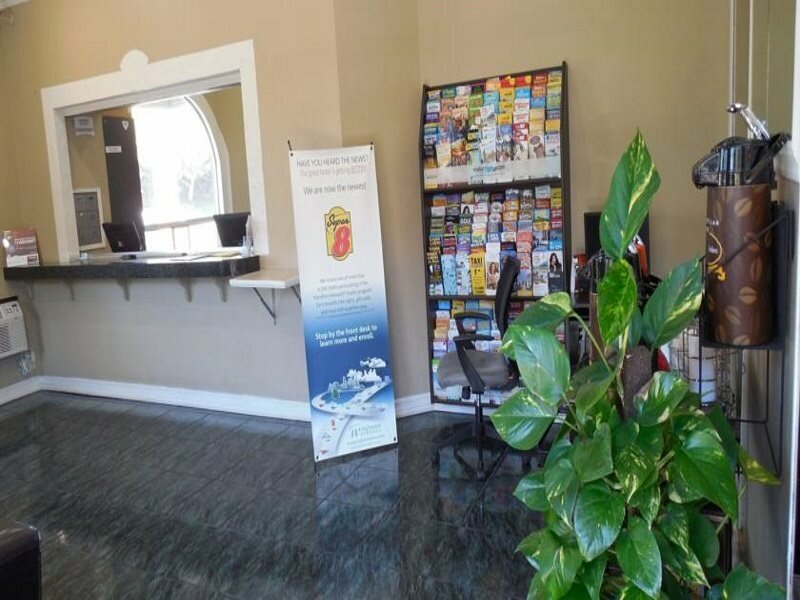 Фото Super 8 by Wyndham San Diego Hotel Circle