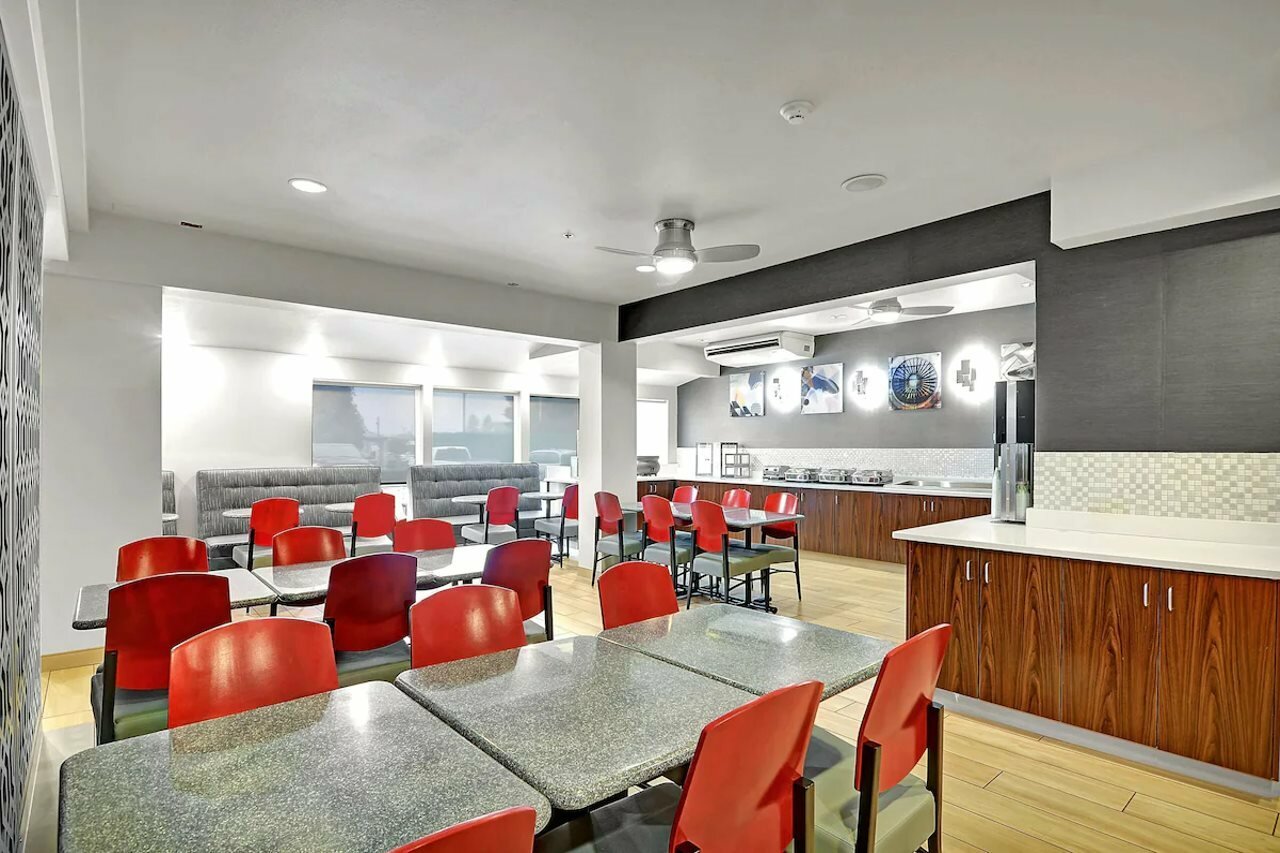 Фото Executive Residency by Best Western Navigator Inn & Suites