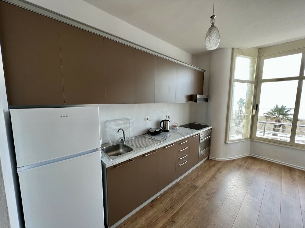 Фото Wave Beachfront Apartments