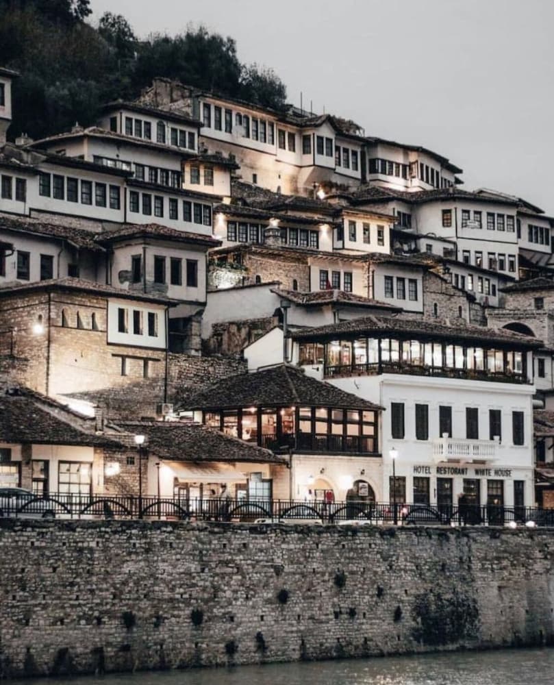 Фото White House Berat