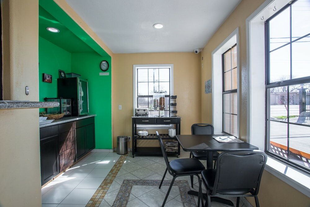 Фото Pinn Road Inn and Suites