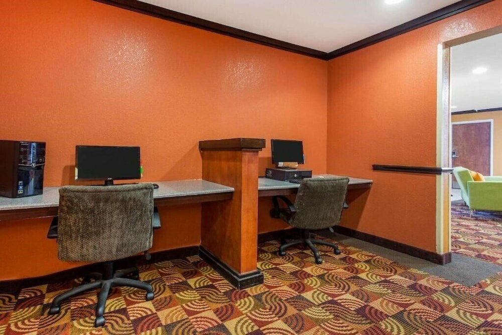 Фото Studios & Suites 4 Less Charlotte