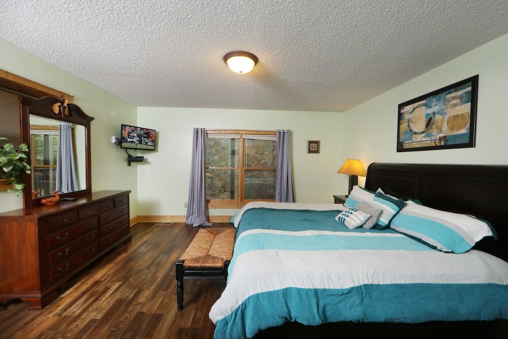 Фото Majestic Manor - Five Bedroom Cabin