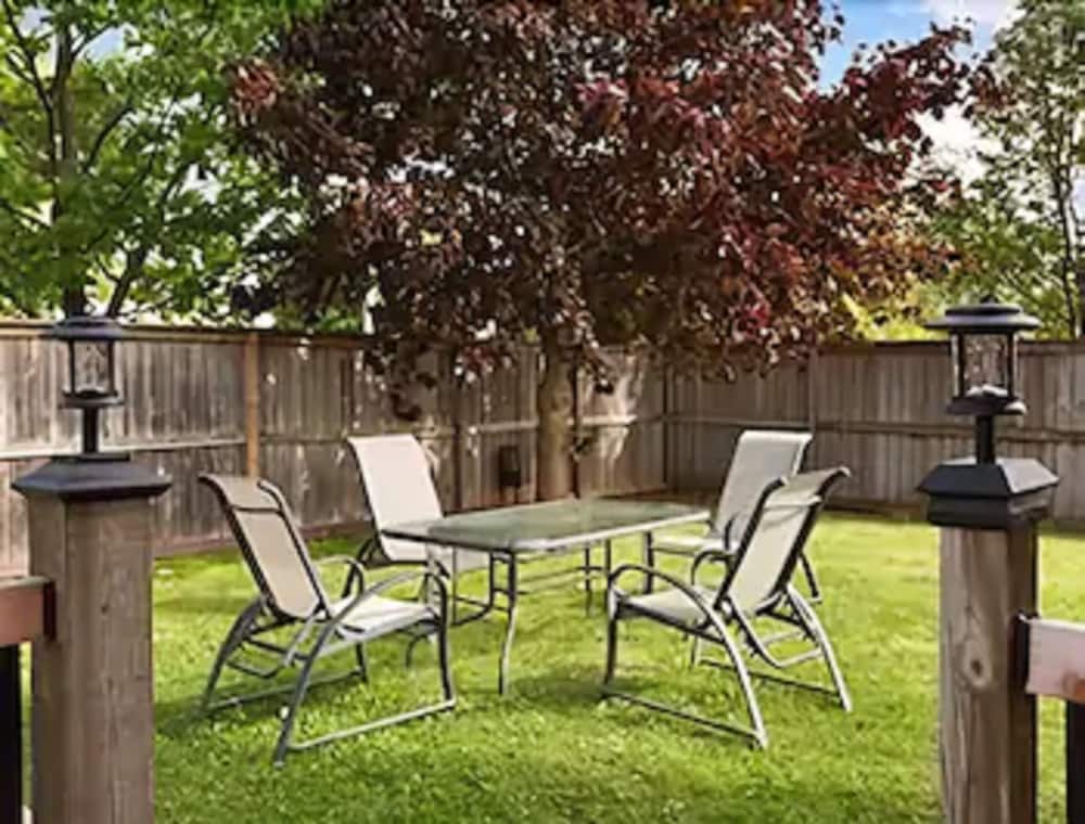 Фото Days Inn by Wyndham Stouffville