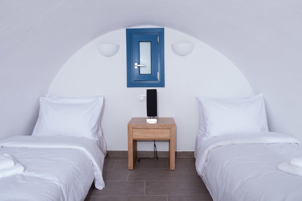 Фото Tristhenia Hotel