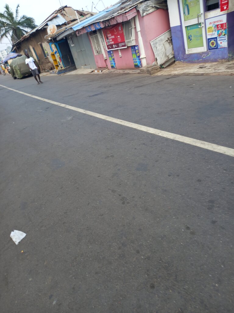 Second-hand shop Blue Blue Spot, Accra, photo