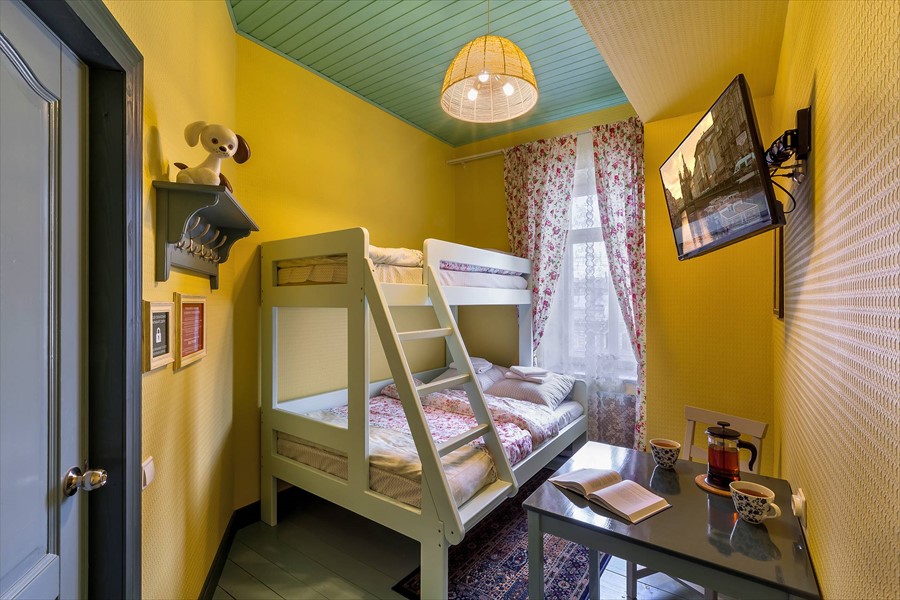 Фото Друзья у Дома Книги