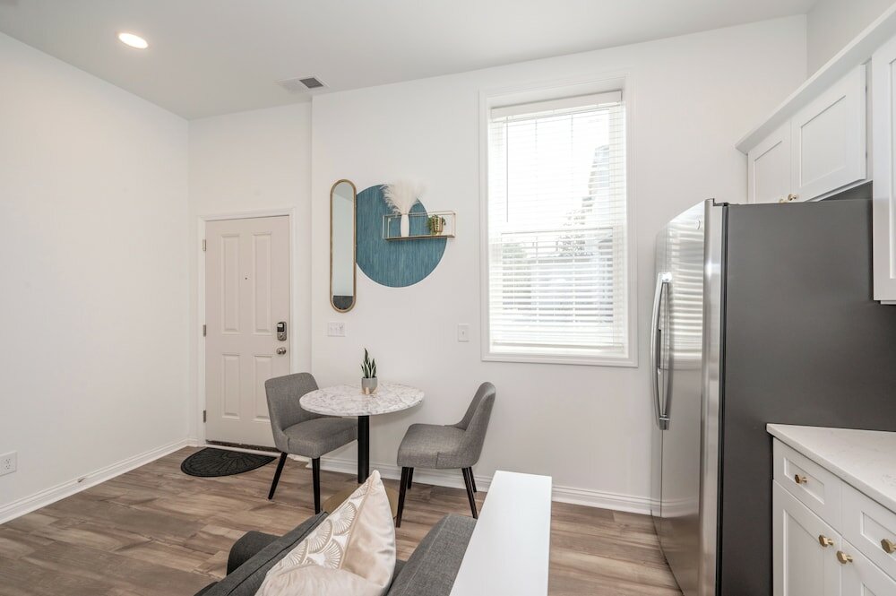 Фото Covington Charm Suites