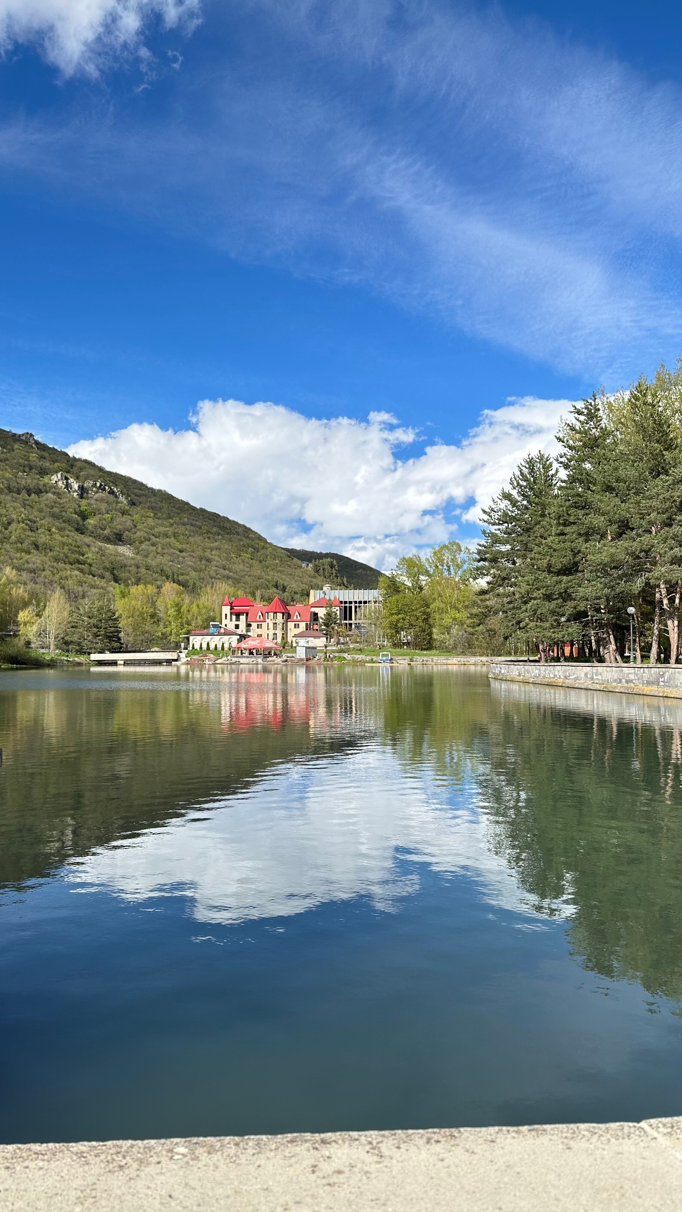 Порно: Қонақ үй бөлмесінде қара жігітпен әдемі азиялық әйел