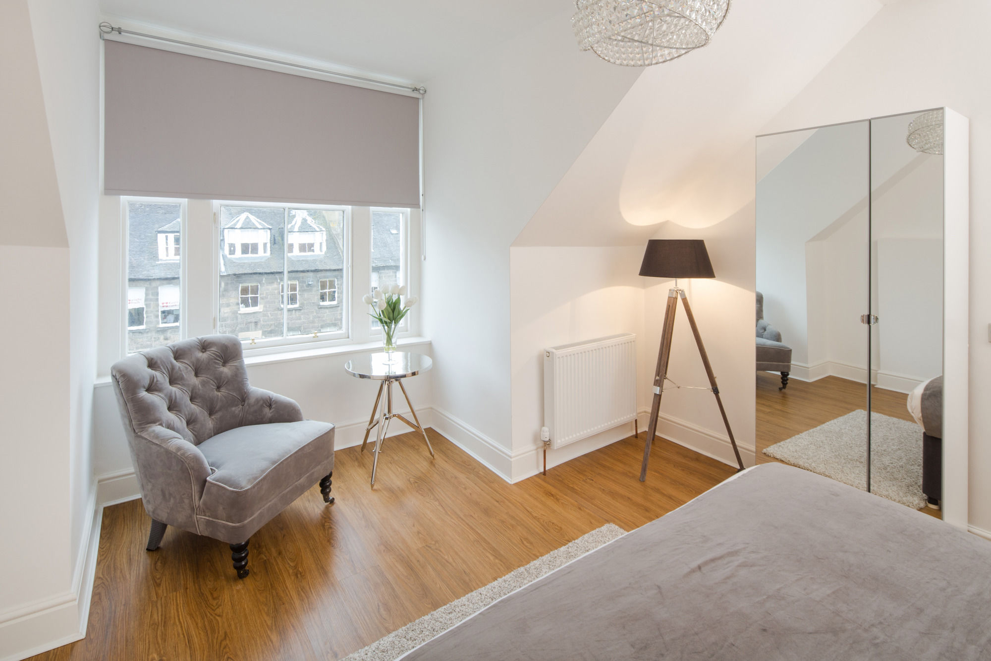 Фото Edinburgh Castle Apartments and Suites