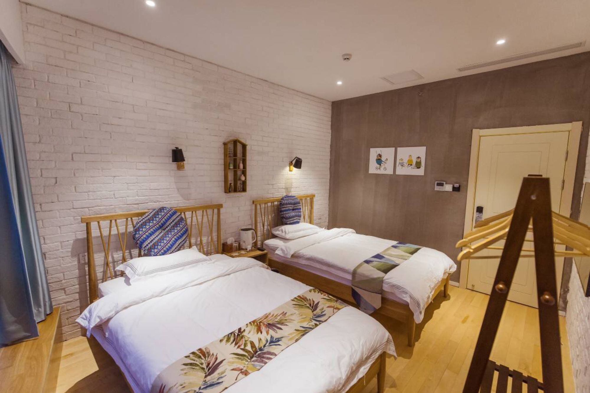 Фото J Trip Youth Hostel