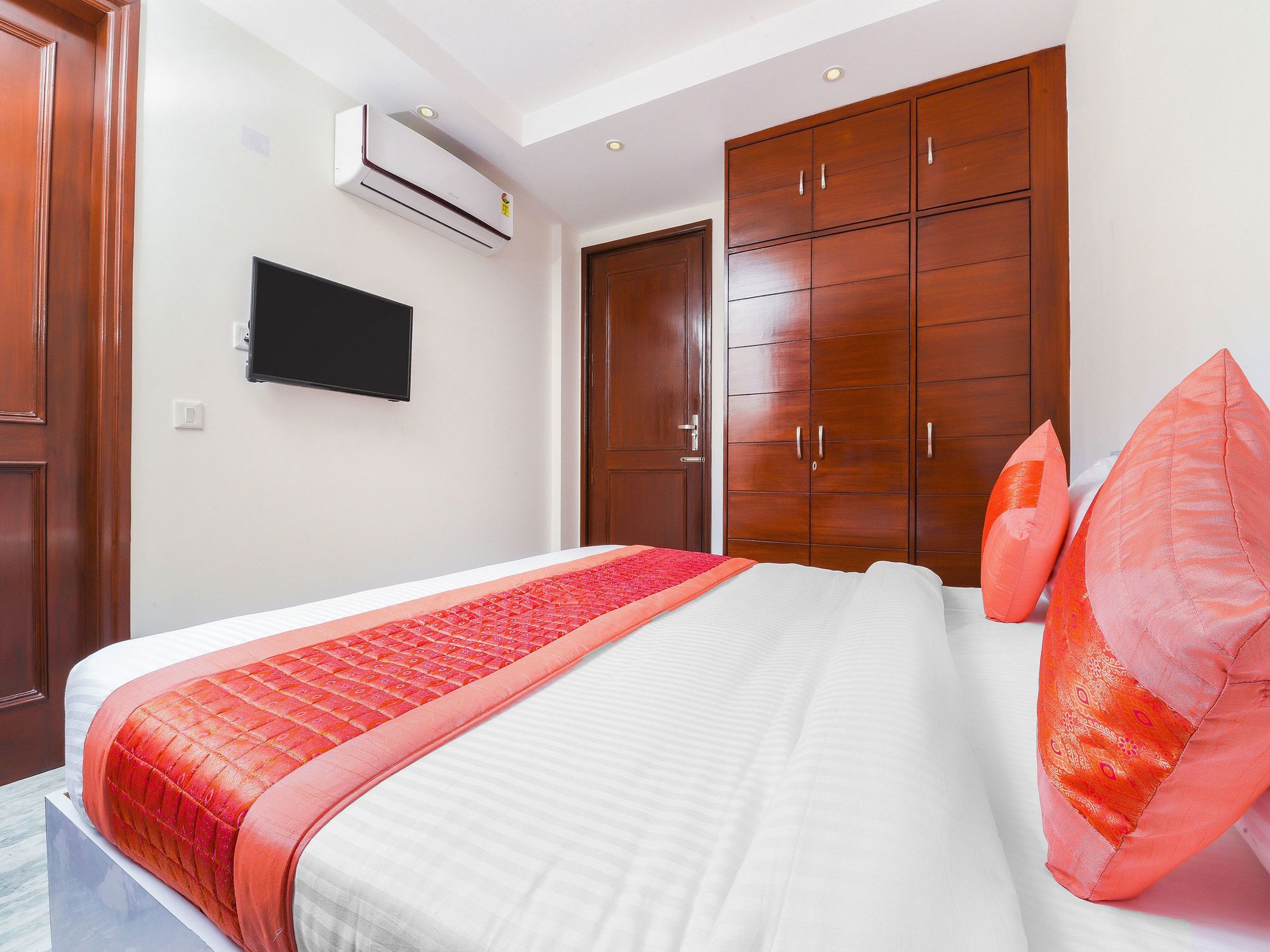 Фото Oyo 15623 Golden Crystal