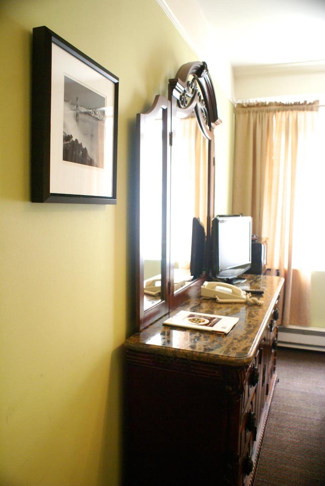 Фото Fitzgerald Hotel