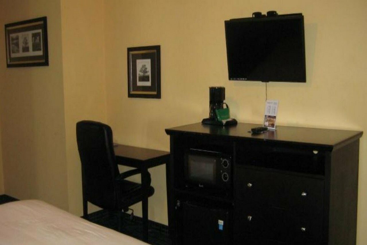 Фото Solaire Inn & Suites