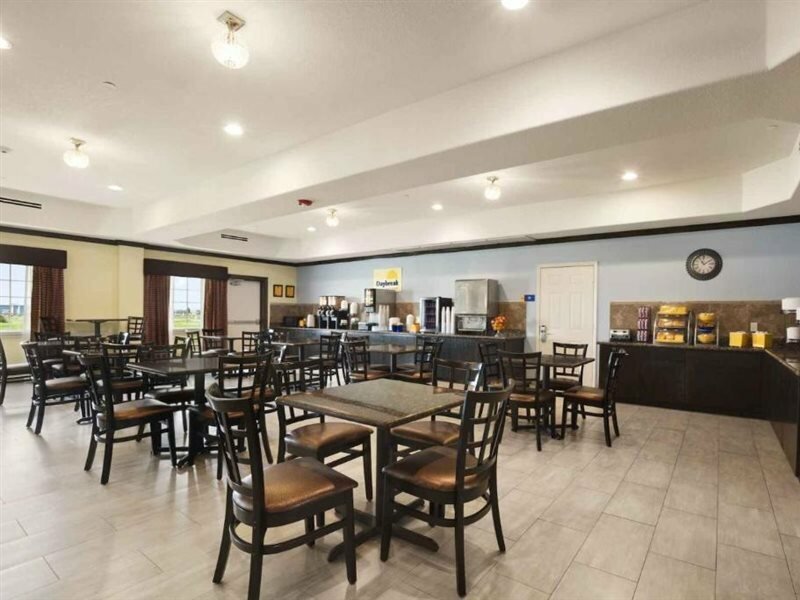 Фото Days Inn & Suites by Wyndham Galveston West/Seawall