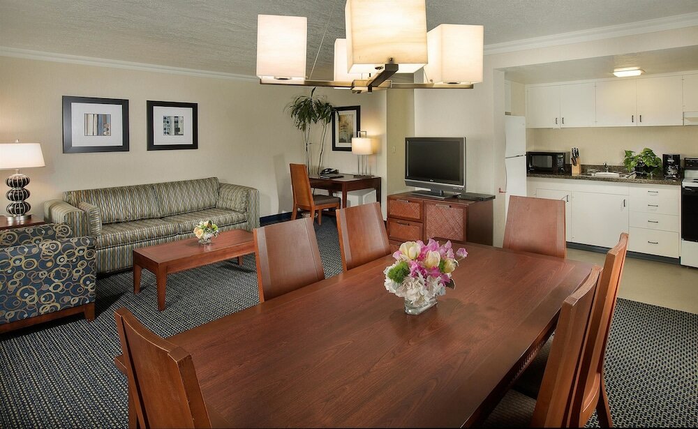 Фото West Beach Inn, a Coast Hotel