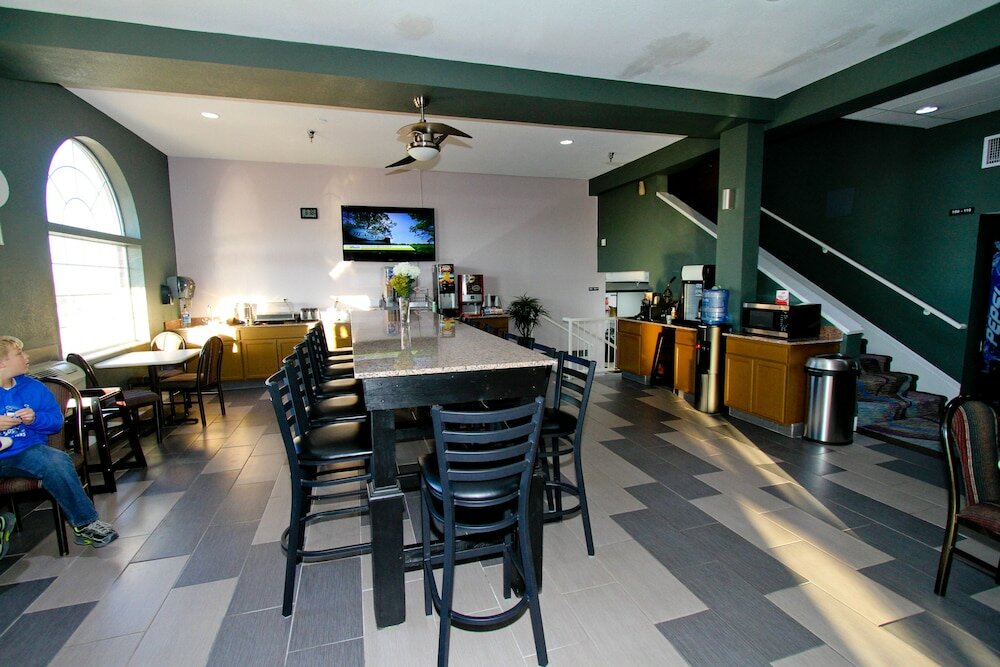 Фото Super 8 by Wyndham Kansas City