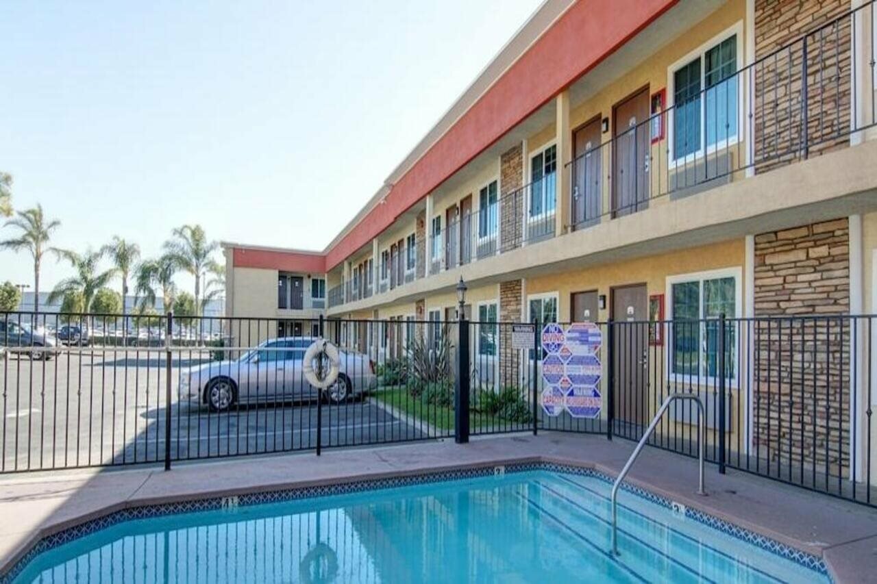 Фото Ontario Inn & Suites