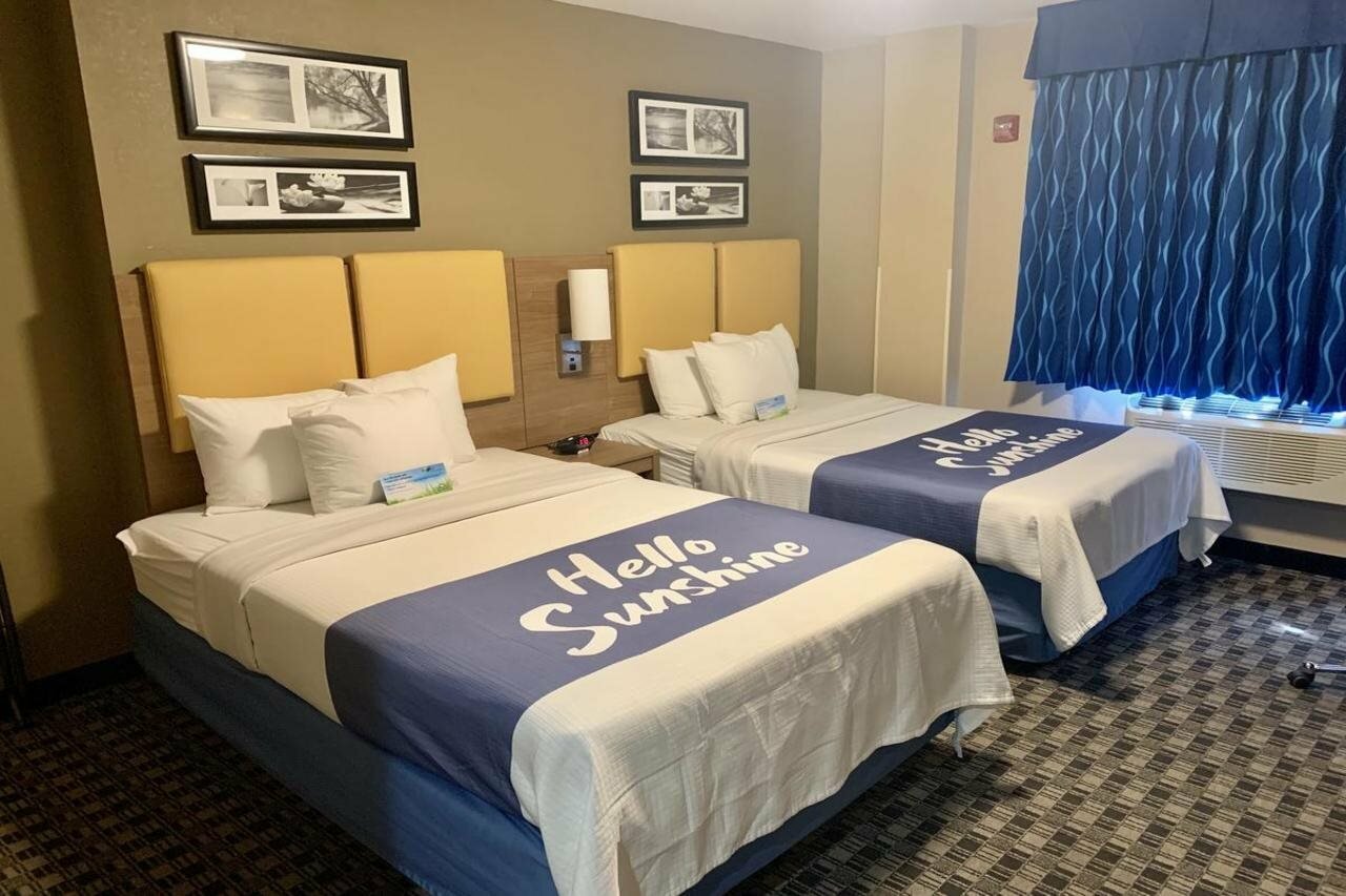 Фото Days Inn by Wyndham Brooklyn Borough Park