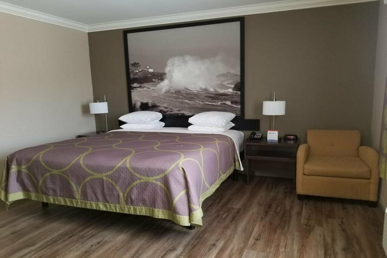 Фото Super 8 by Wyndham Los Angeles-Culver City Area