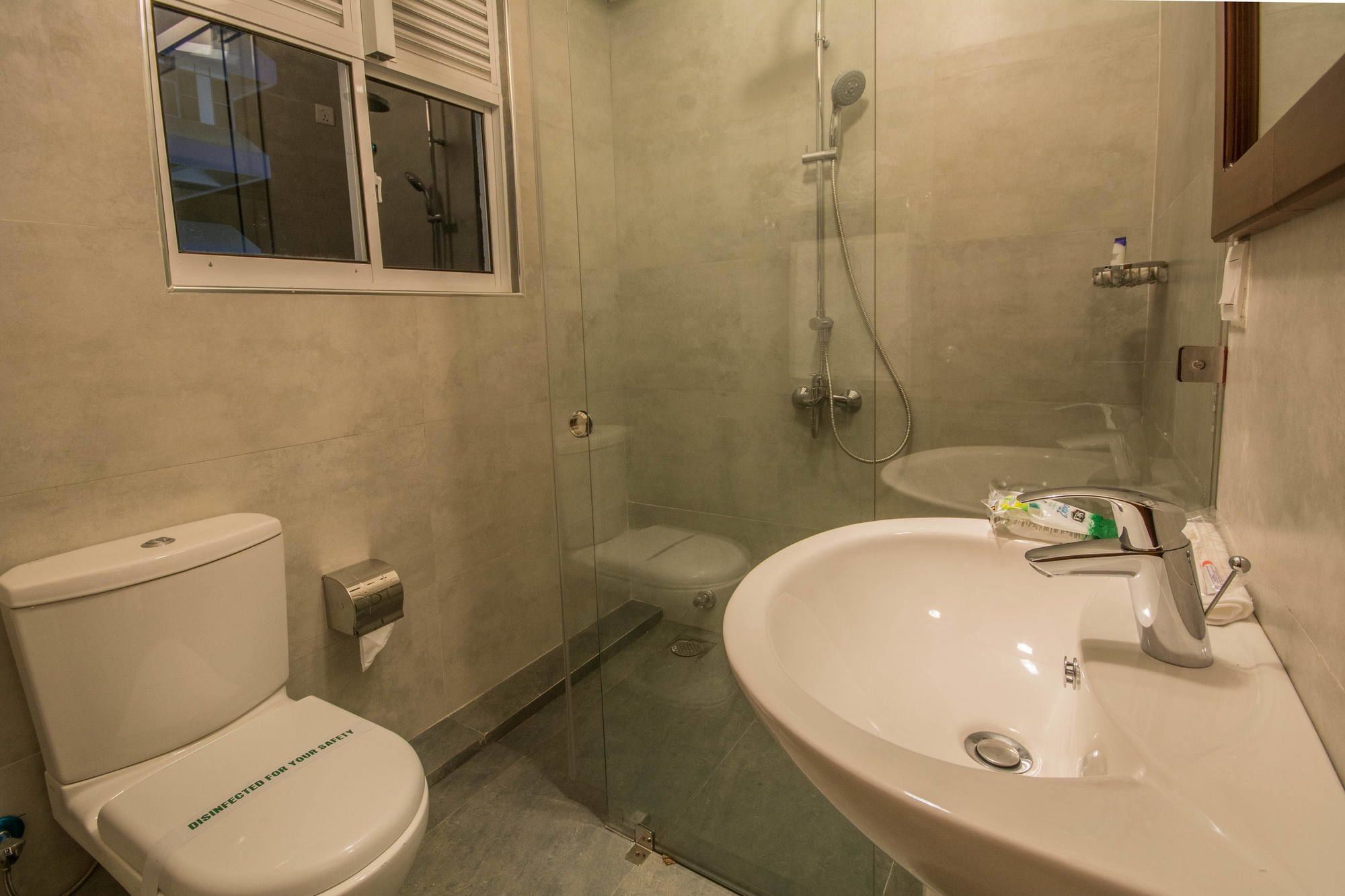 Фото Ceyloni City Hotel