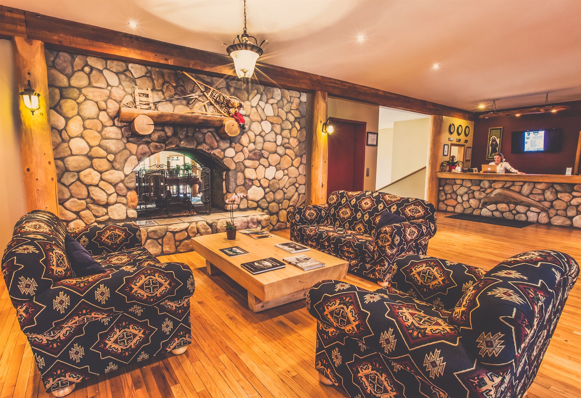 Фото Glacier House Resort