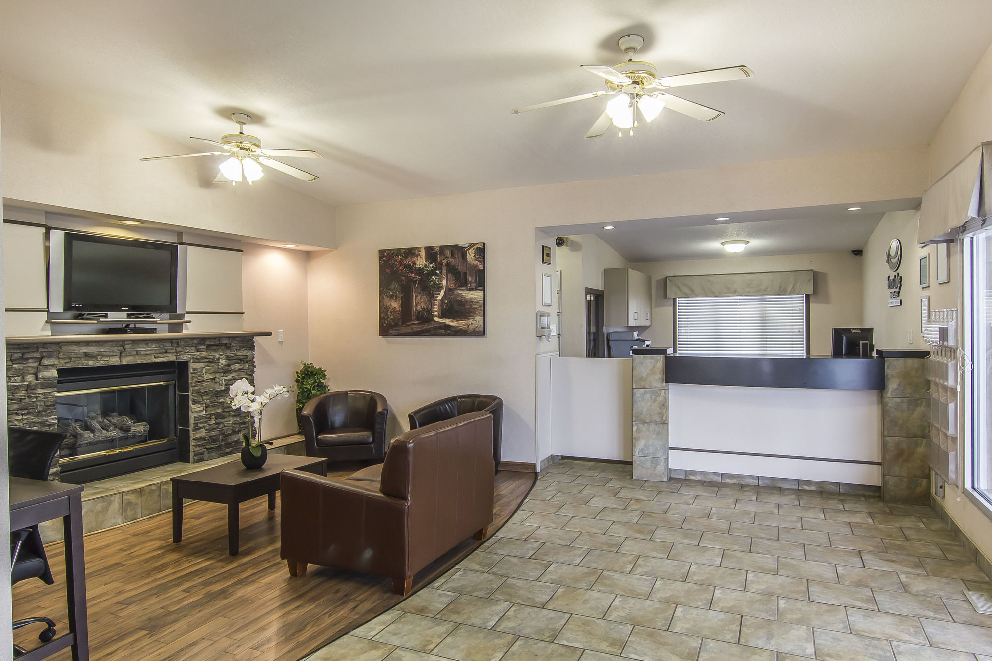 Фото Econo Lodge Inn & Suites Lethbridge