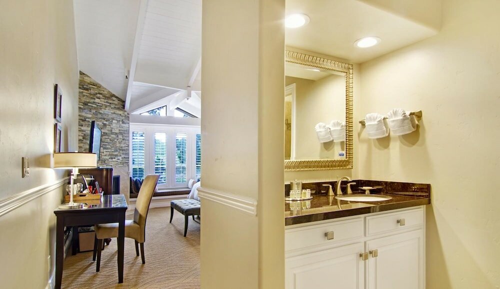 Фото Carriage House Inn