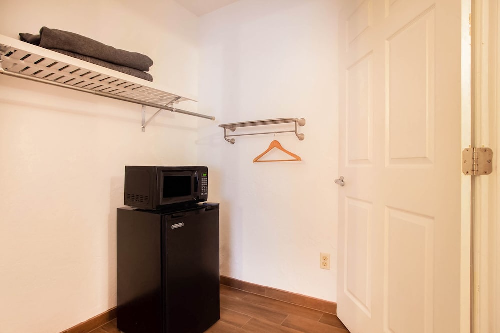 Фото Oyo Waterfront Hotel - Cape Coral/Fort Myers, Fl