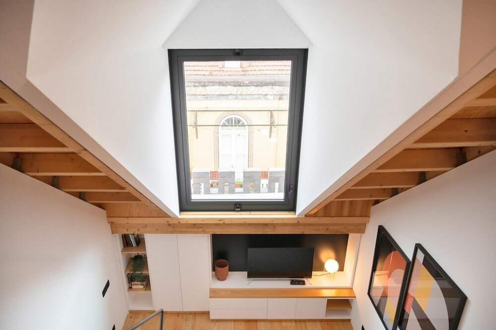 Фото Elegant Downtown Apartment