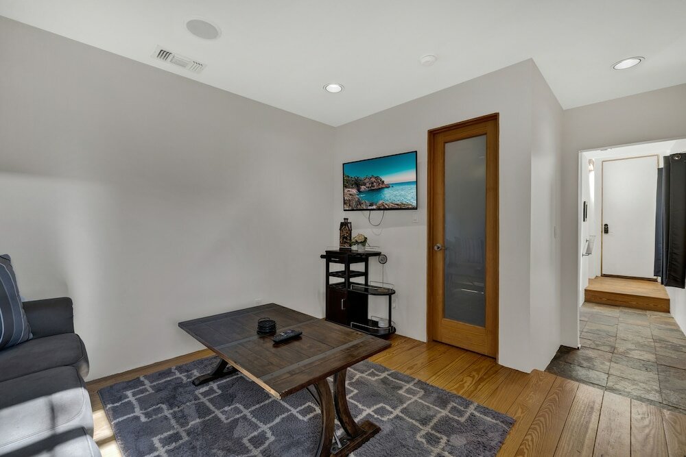 Фото Guest Quarters - 2 Blocks to Main Street!