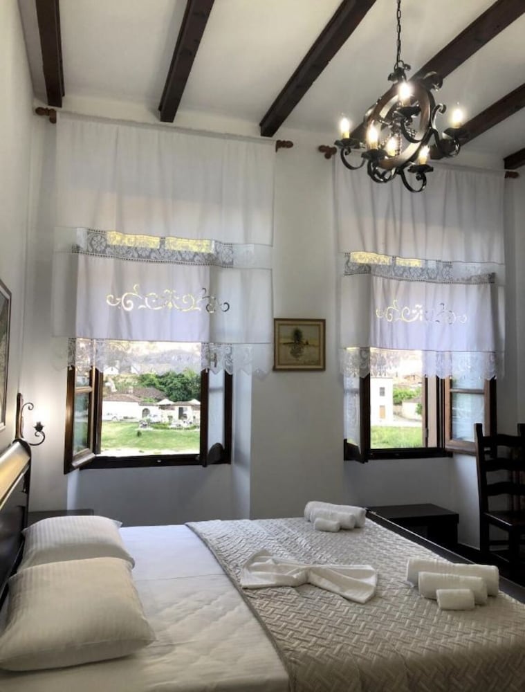 Фото White House Berat