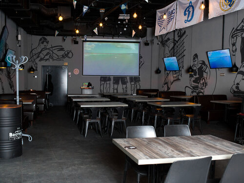 Еңкейіп, бөксесін жарқыратып тұрған қыздың суреті