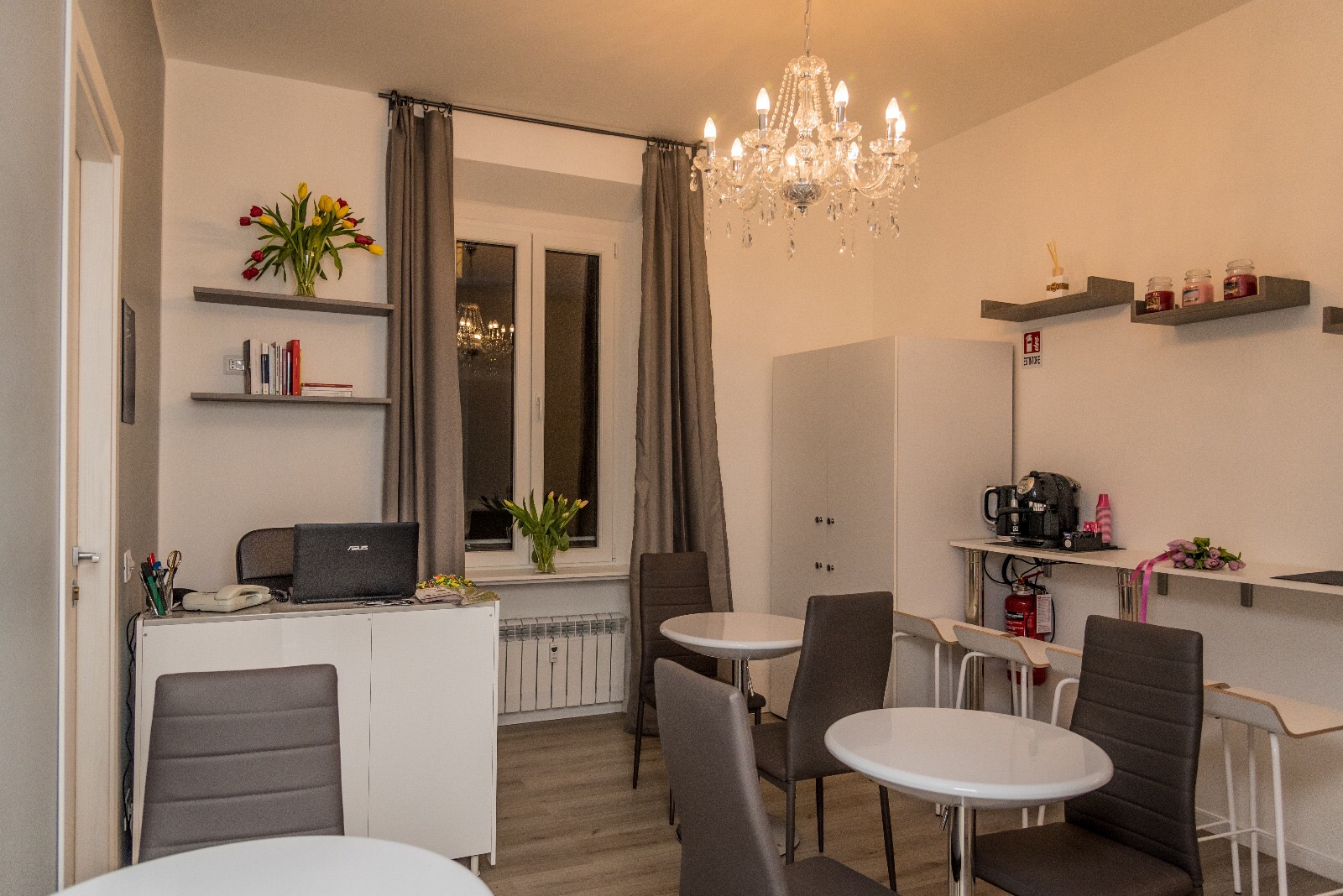 Фото Inside Roma Rooms