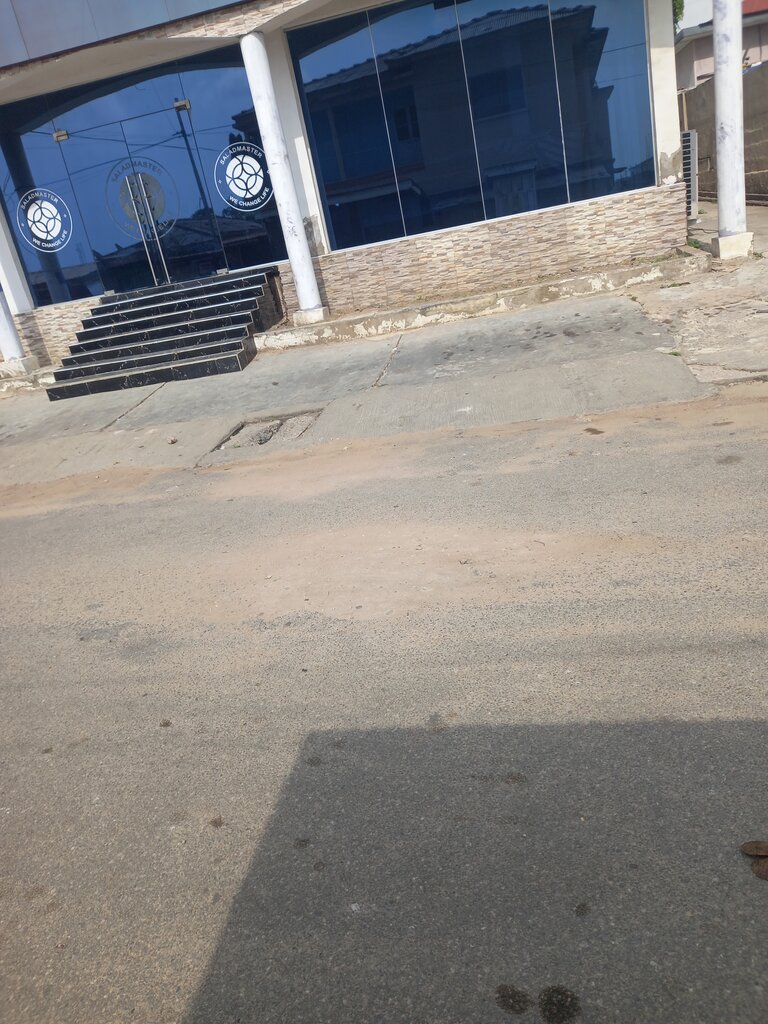 Dry cleaning Salad Masters, Accra, photo