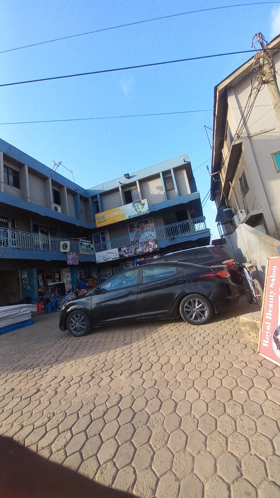 Barber shop Mickie's, Accra, photo
