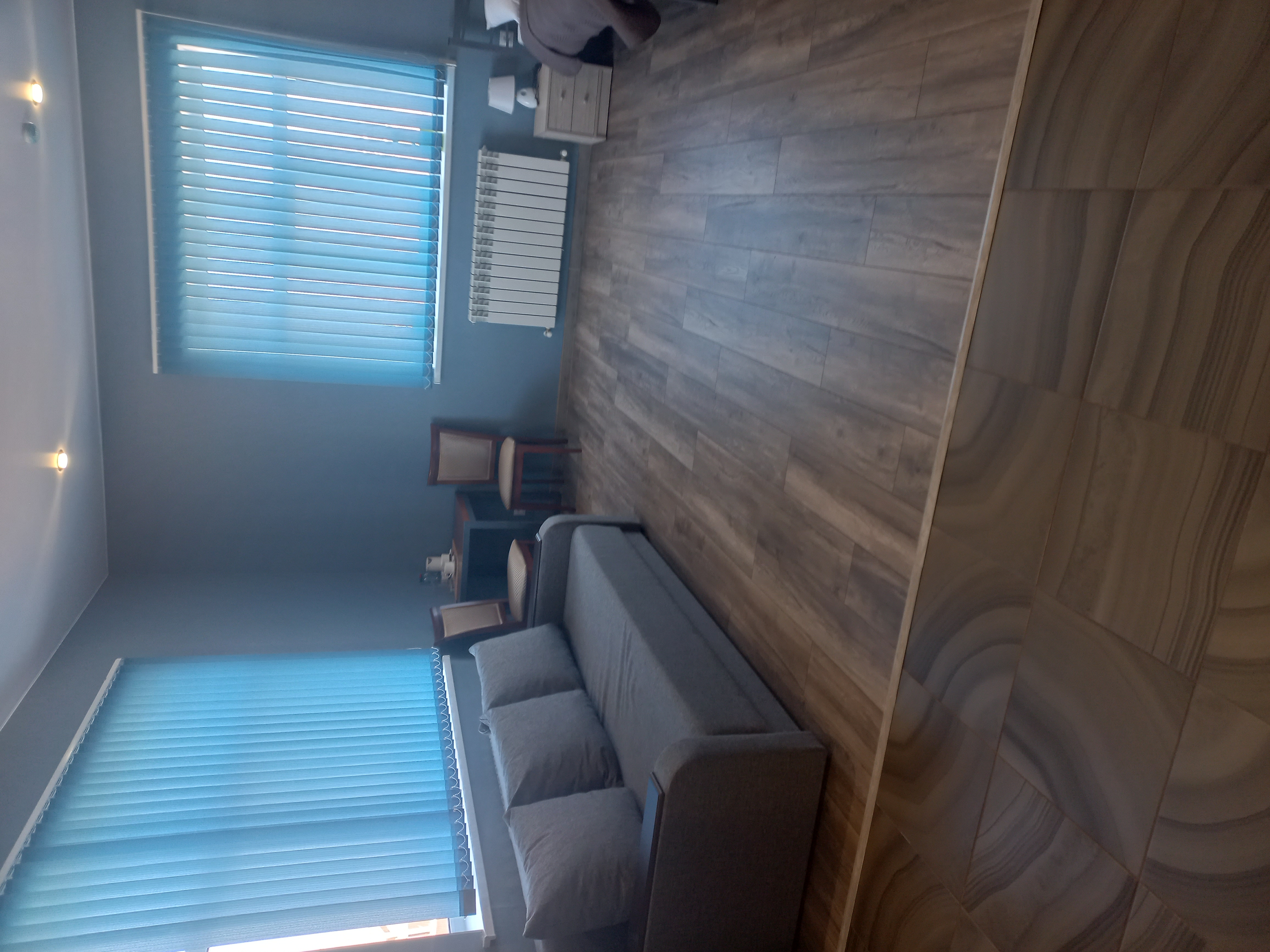 Фото Де факто