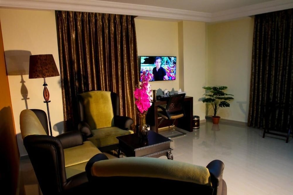 Фото Queen Plaza Hotel