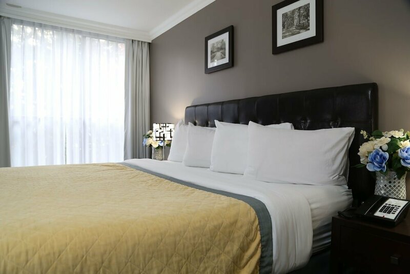 Гостиница Edward Hotel North York в Норт-Йорке