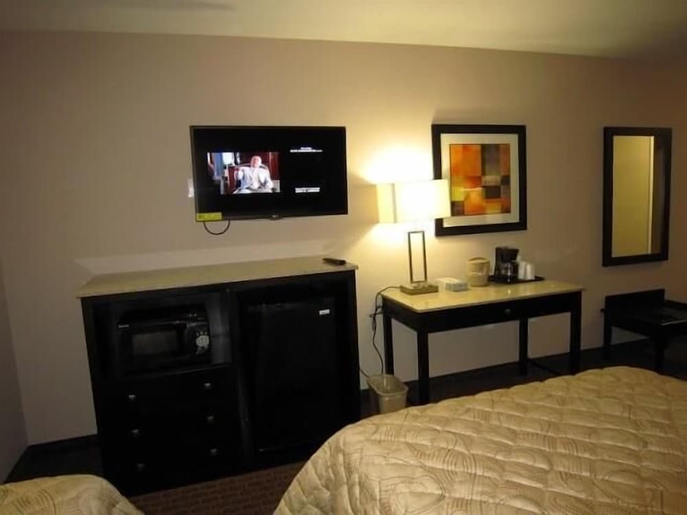 Фото Red Carpet Inn And Suites Monmouth Jtc